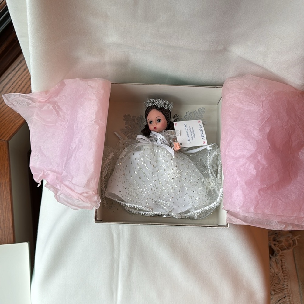 Rare Find - New - Madame Alexander Christmas 2000 Doll - Style 27555 - Picture 7 of 14